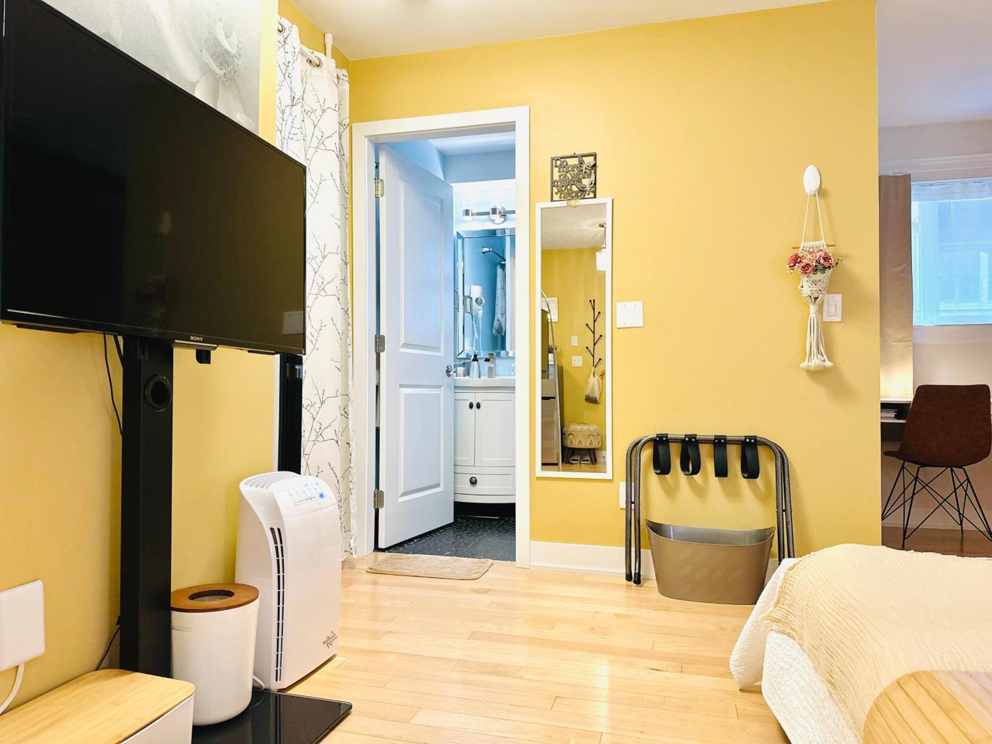 Private Guest 10mins To Downtown - King Bed - Bathtub - Free Parking